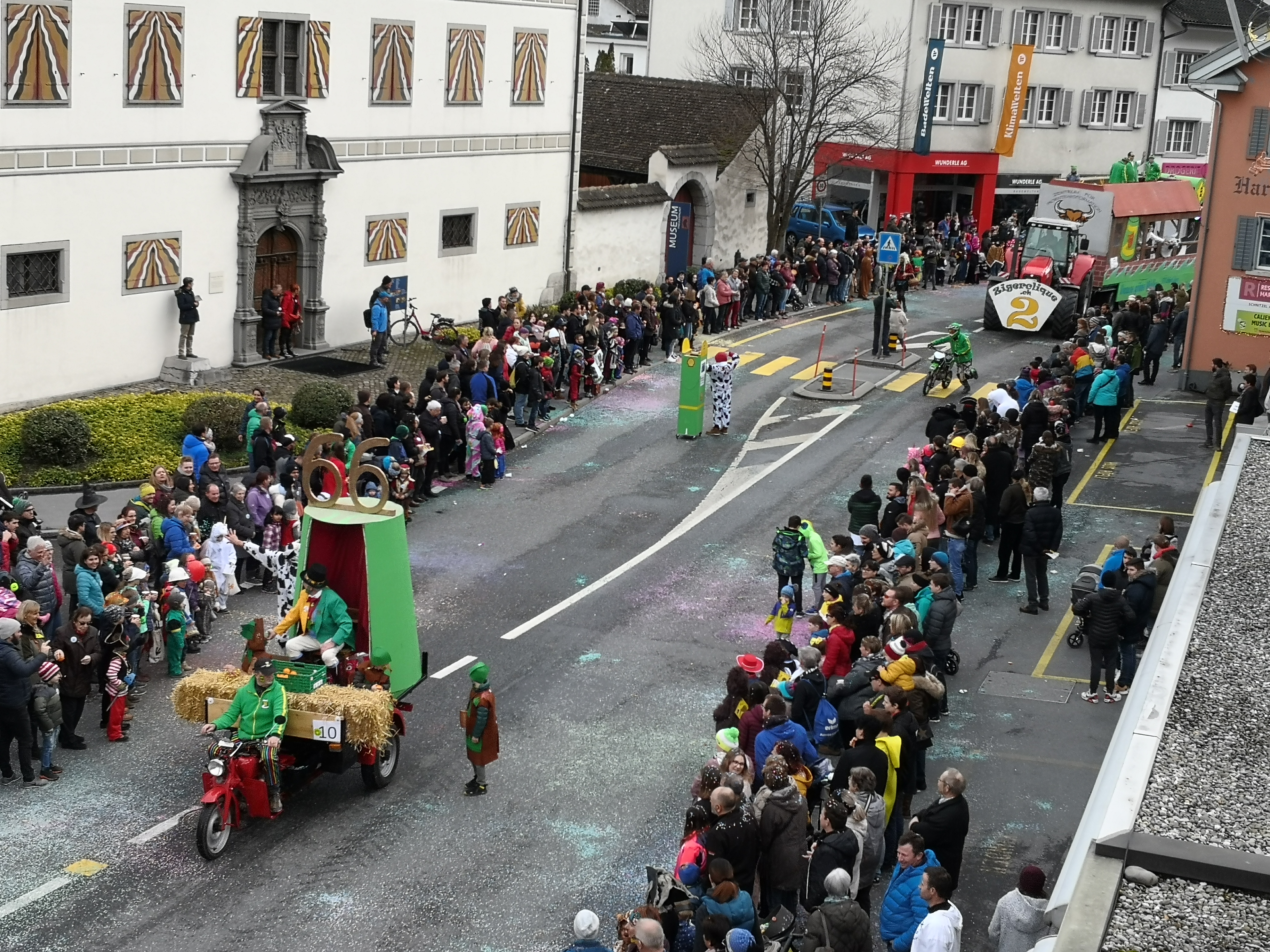 Die Zigerclique am fasnachtsumzug in Näfels